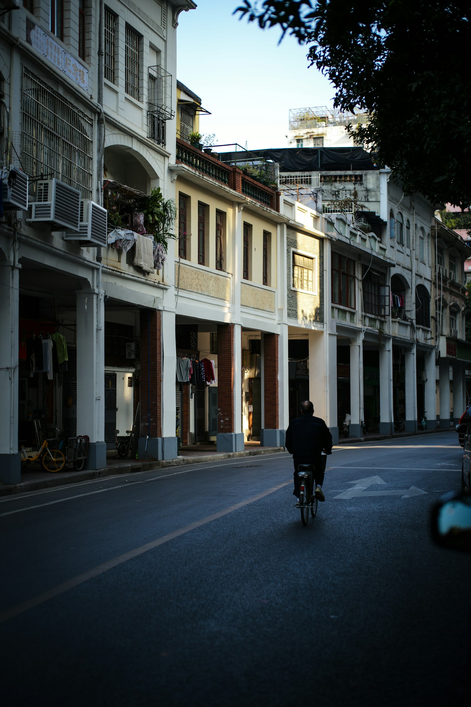 Leica Summilux-M 50mm F1.4 ASPH sample photo. Man riding on bike photography