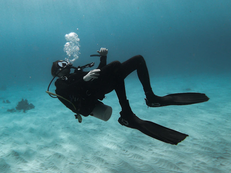 Plongeur dans une eau cristalline
