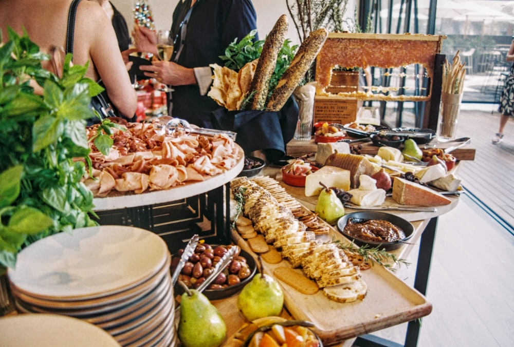 variedad de alimentos expuestos en una mesa