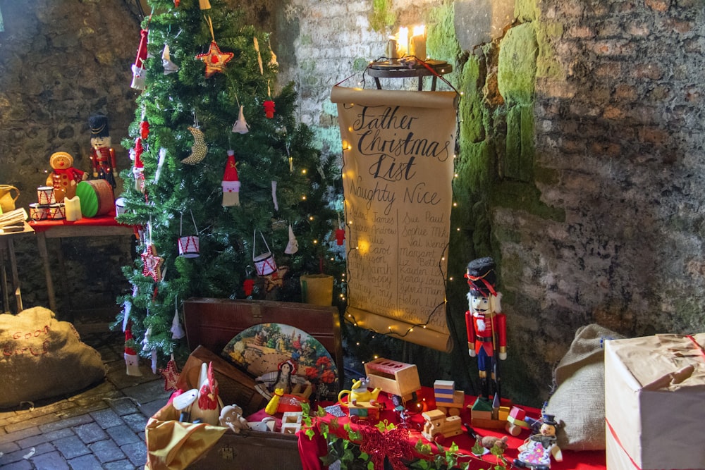 Uma exposição de Natal com presentes e uma árvore de Natal