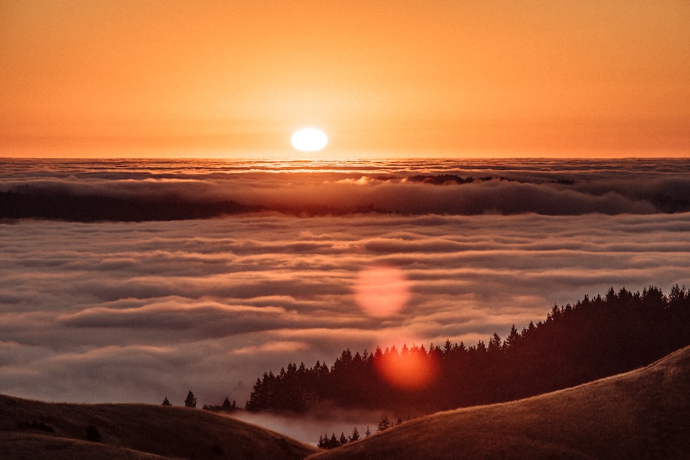 Mar de nubes durante el amanecer