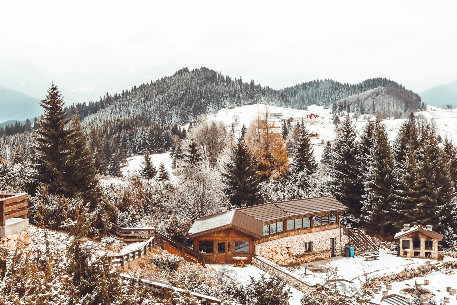Chalets de montagne sous la neige entourés de sapins (photo d'illustration)