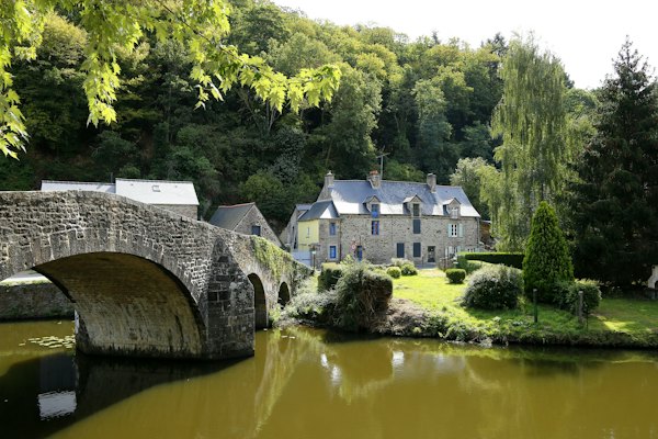 The old bridge over the Rance — Dinan, France