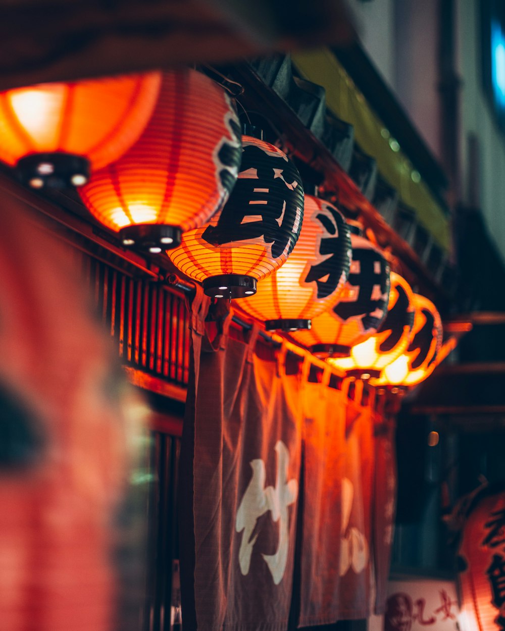 fotografia a fuoco selettivo di lanterne cinesi rosse e nere
