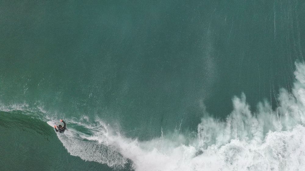 Uomo che fa surf all'oceano durante il giorno