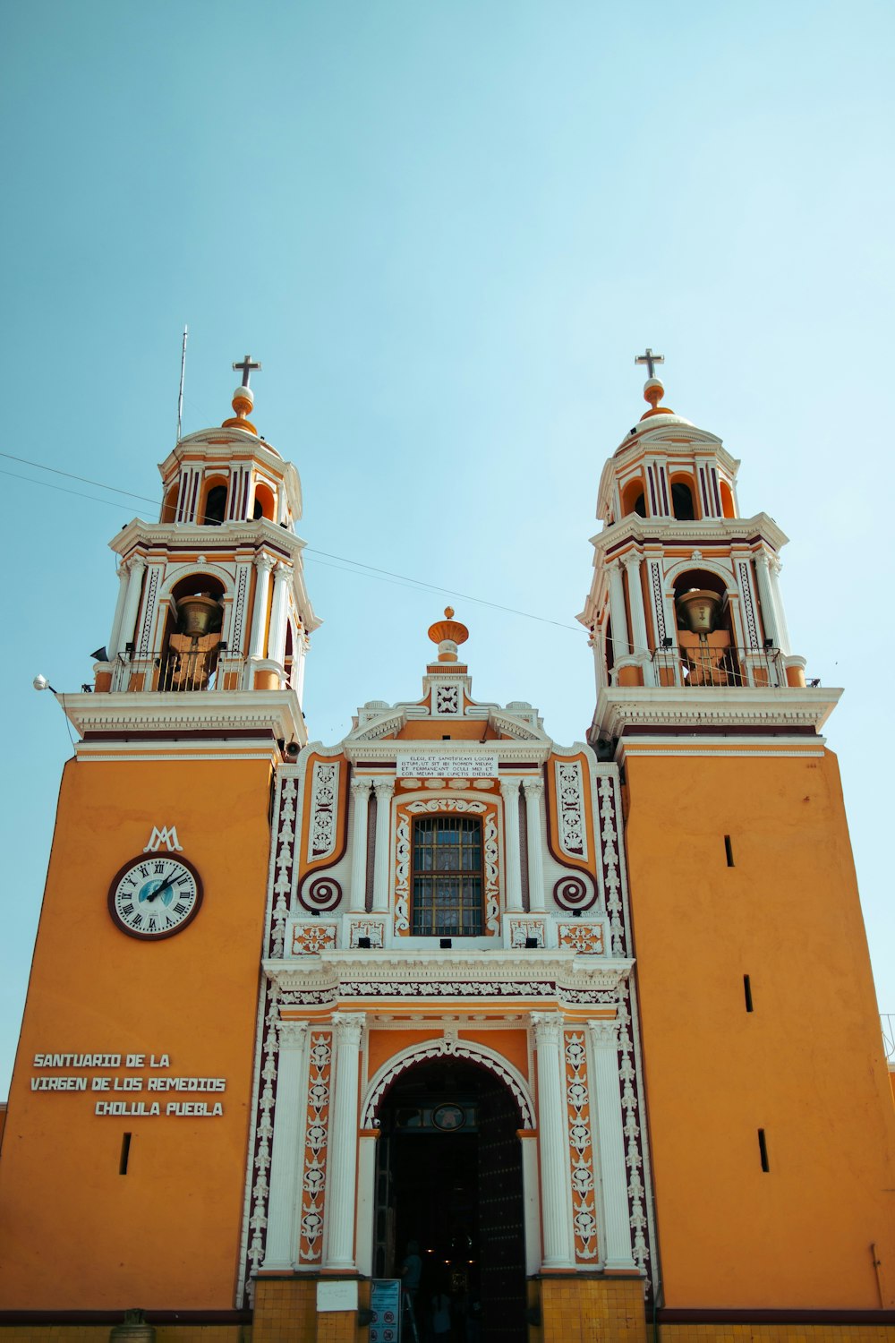 Iglesia de hormigón blanco y marrón