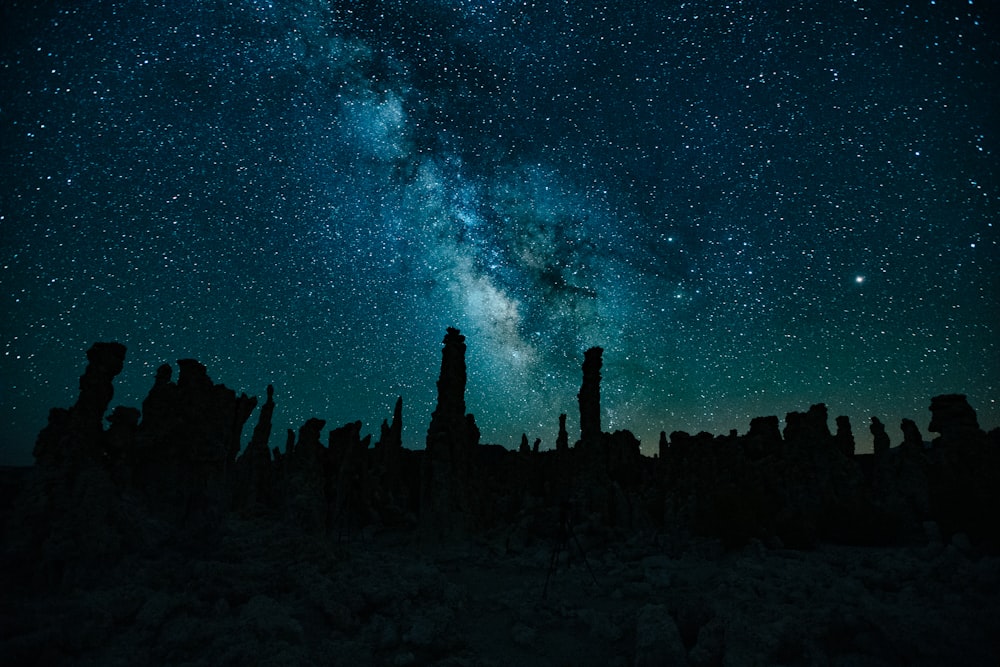 夜空は星と岩層のシルエットでいっぱいです