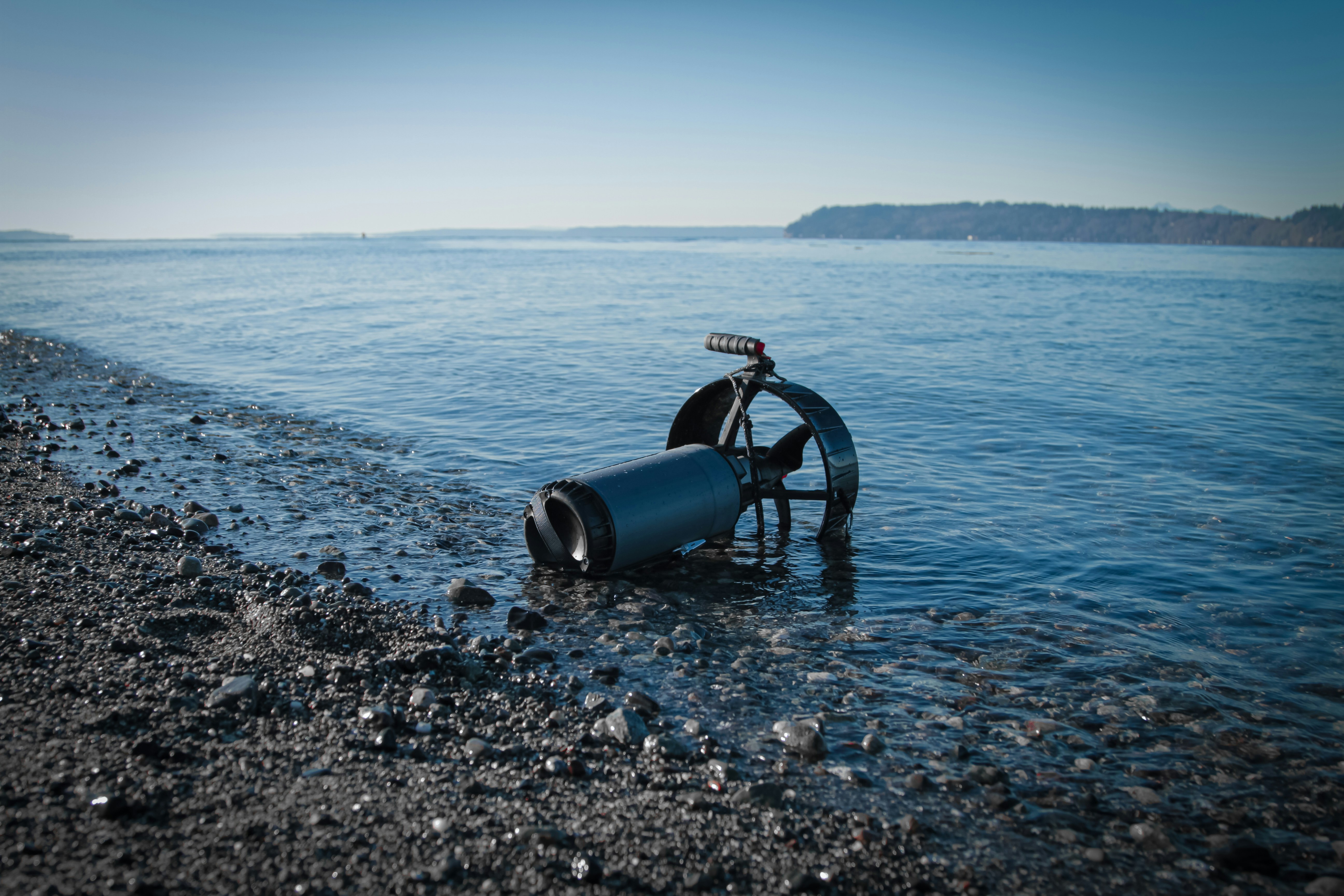 Motor scuba abu-abu
