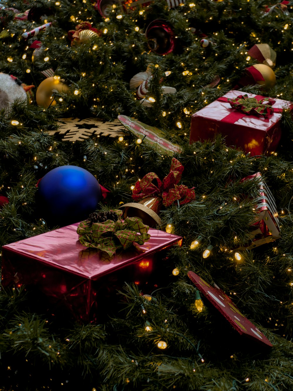 selektive Fokusfotografie von Kugeln am Weihnachtsbaum