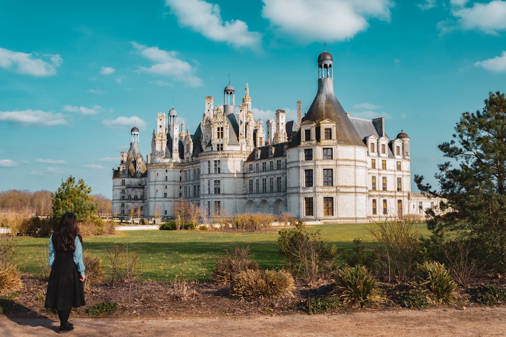 femme regardant le château gris et blanc