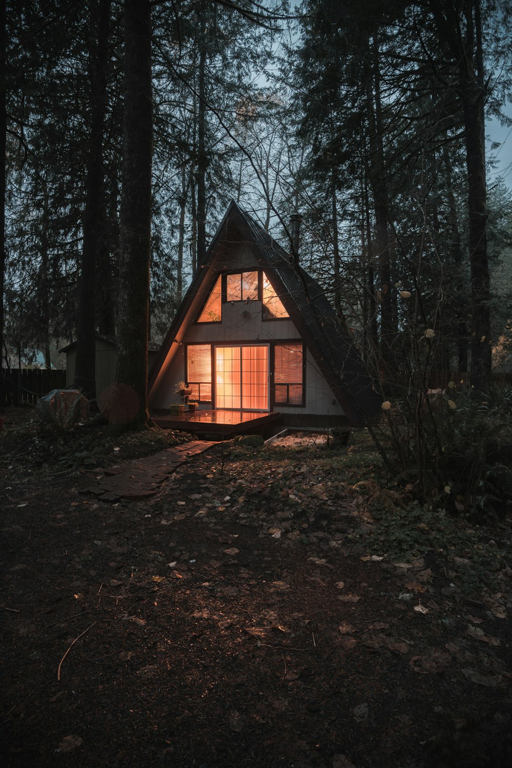 Casa de madera gris rodeada de árboles