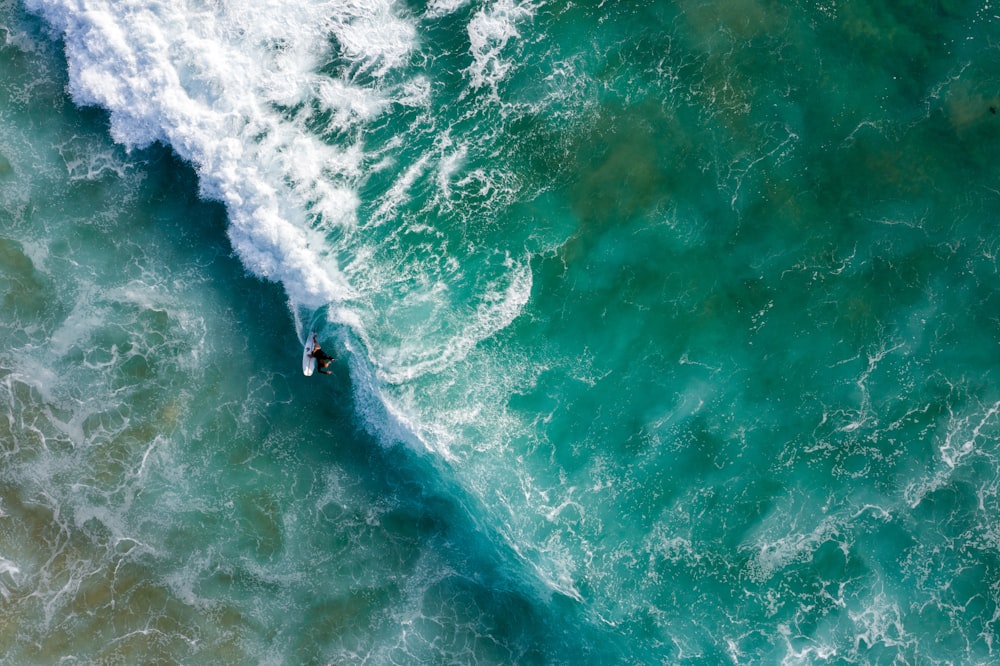 Luftaufnahmen von Personen beim Surfboarden