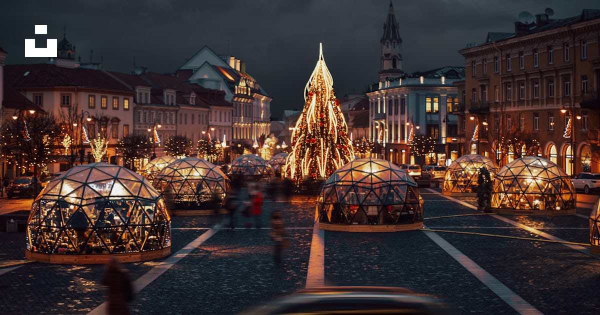 Une rue de la ville avec un arbre de Noël au milieu photo Photo