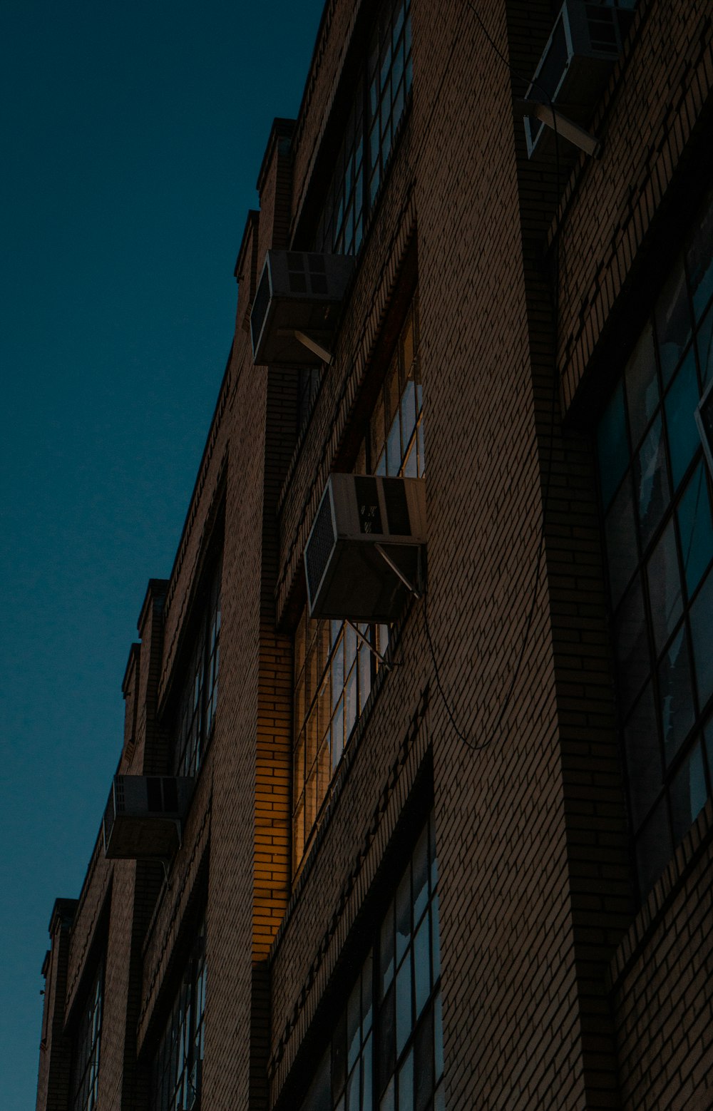 fotografia dal basso di un edificio in cemento marrone