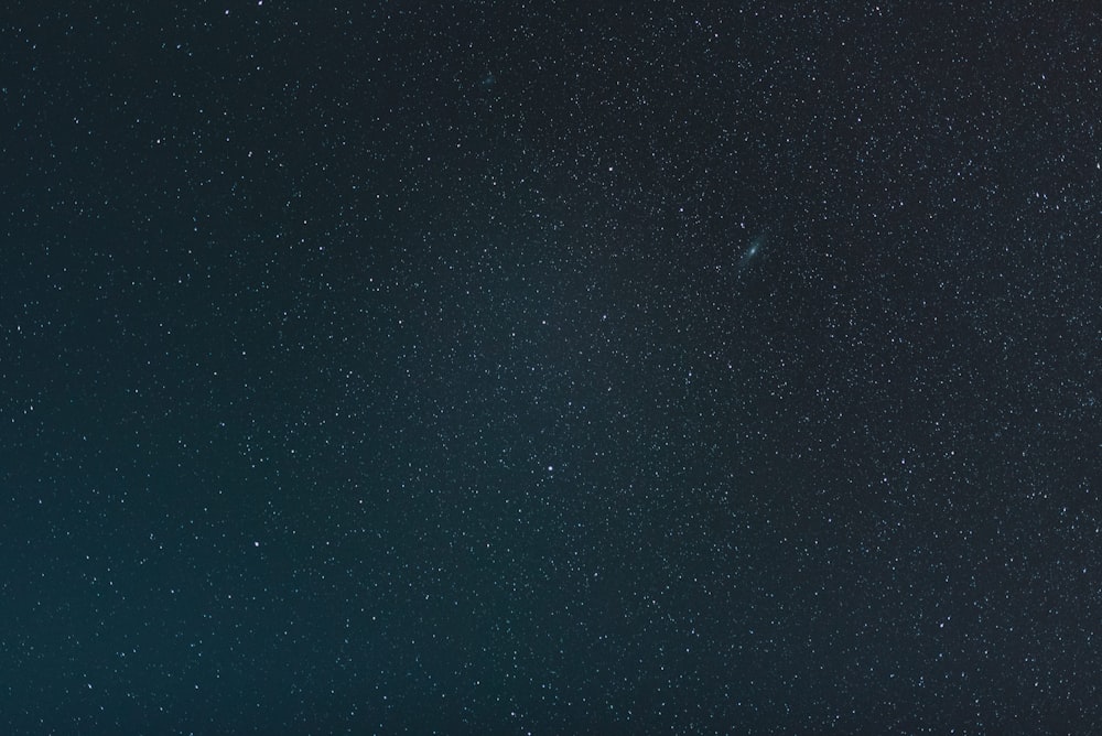 céu estrelado à noite