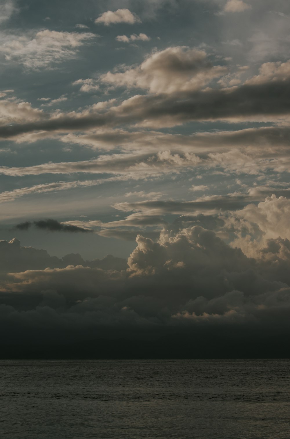 gray and white clouds