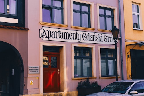 Photo of the entrance to the office building at Zamenhofa 5, Jelenia Góra.