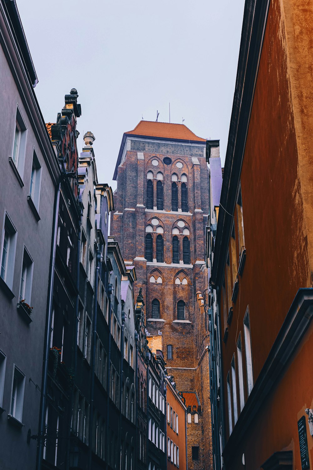 a narrow alley way with a tall building in the background