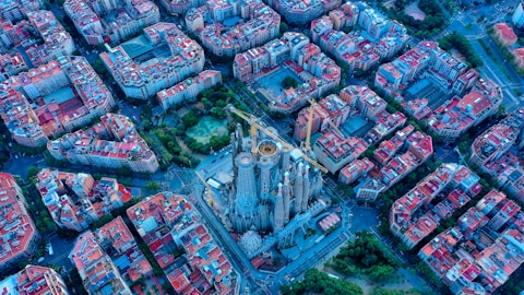 vista aérea da igreja Sagrada Família em Barcelona