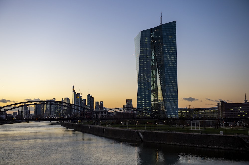 edificio in cemento blu