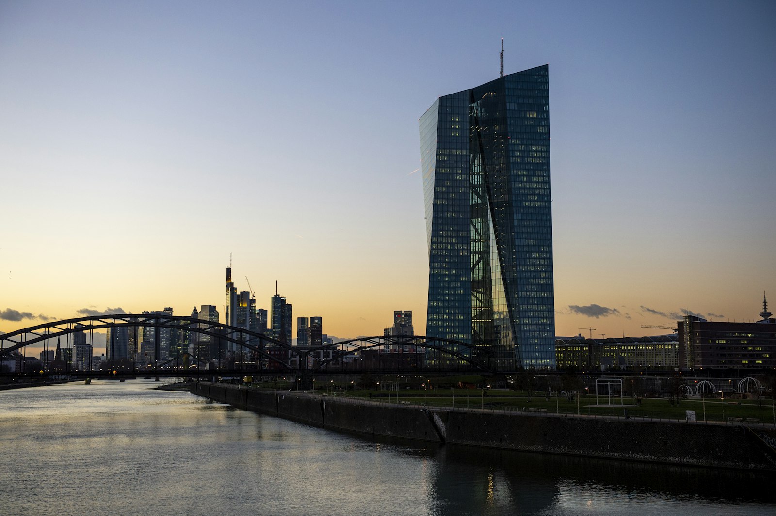 Tour de la Banque centrale européenne à Francfort au crépuscule — hausse des taux BCE du 11 juin 2026, Bund et OAT