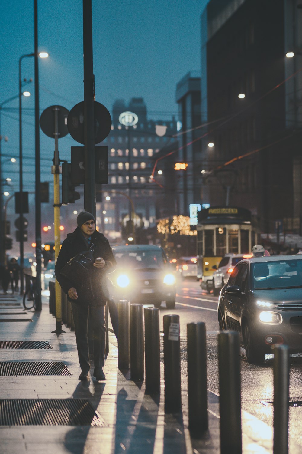 Mann geht nachts auf dem Bürgersteig