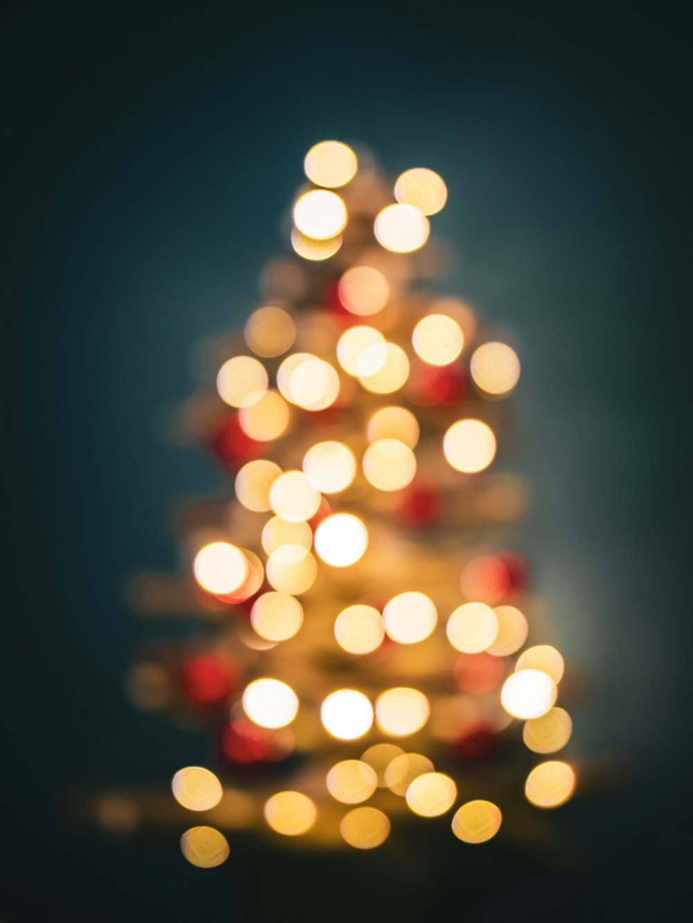 Uma pequena árvore de Natal com luzes sobre ela
