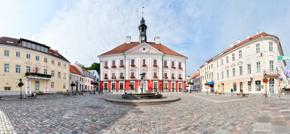 bâtiment blanc et brun