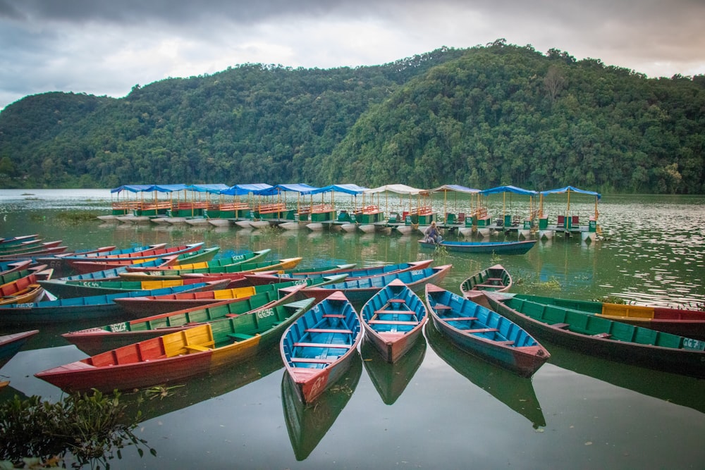 Barco de colores variados en el cuerpo de agua