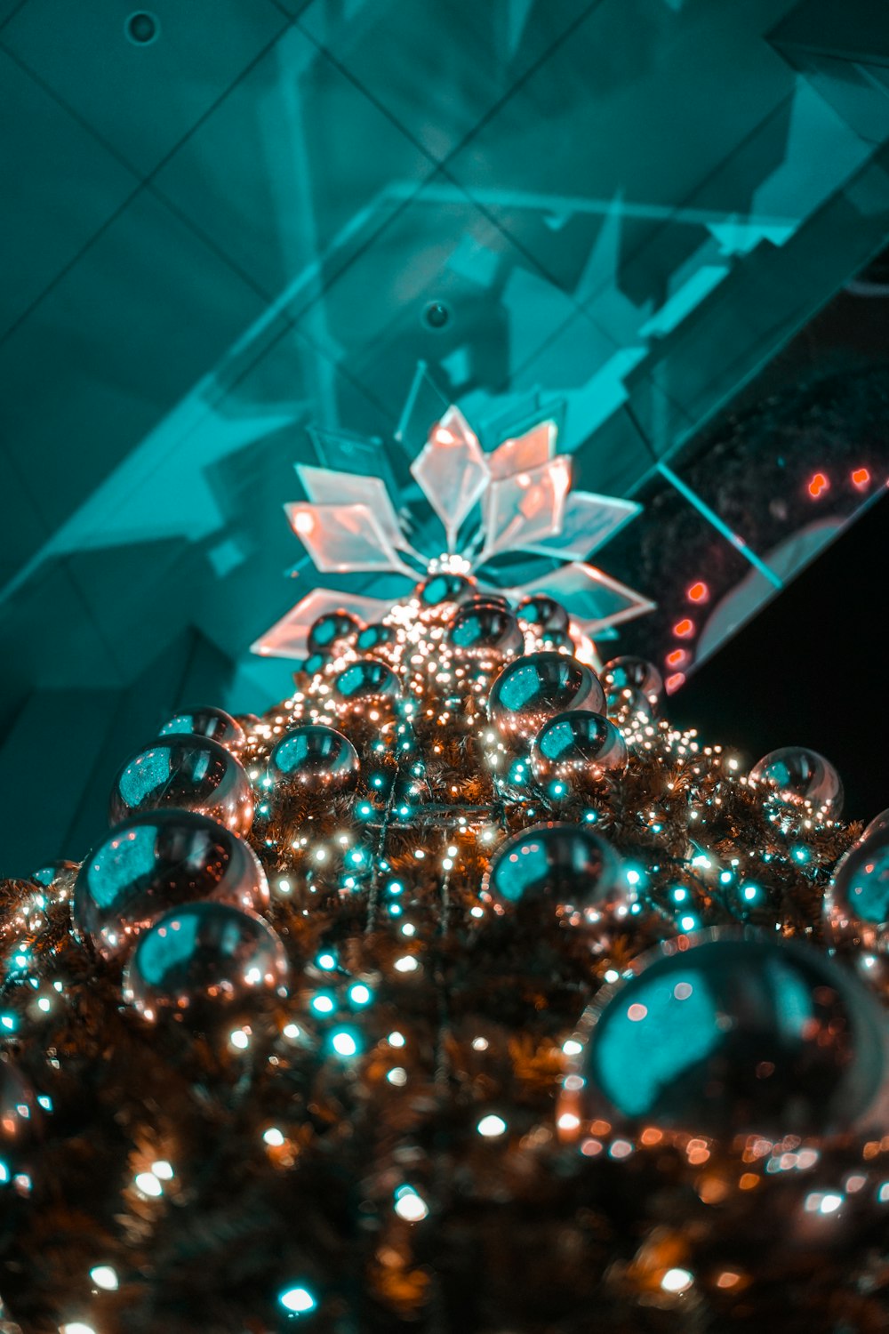 Árbol de Navidad con guirnaldas de luces