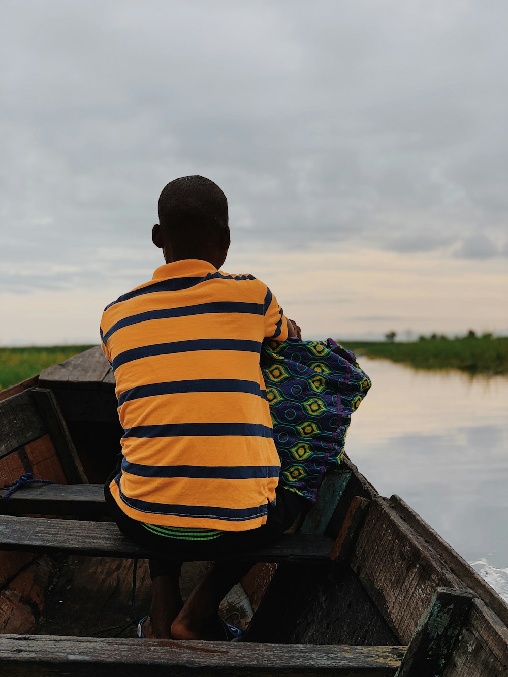 homme assis sur le bateau