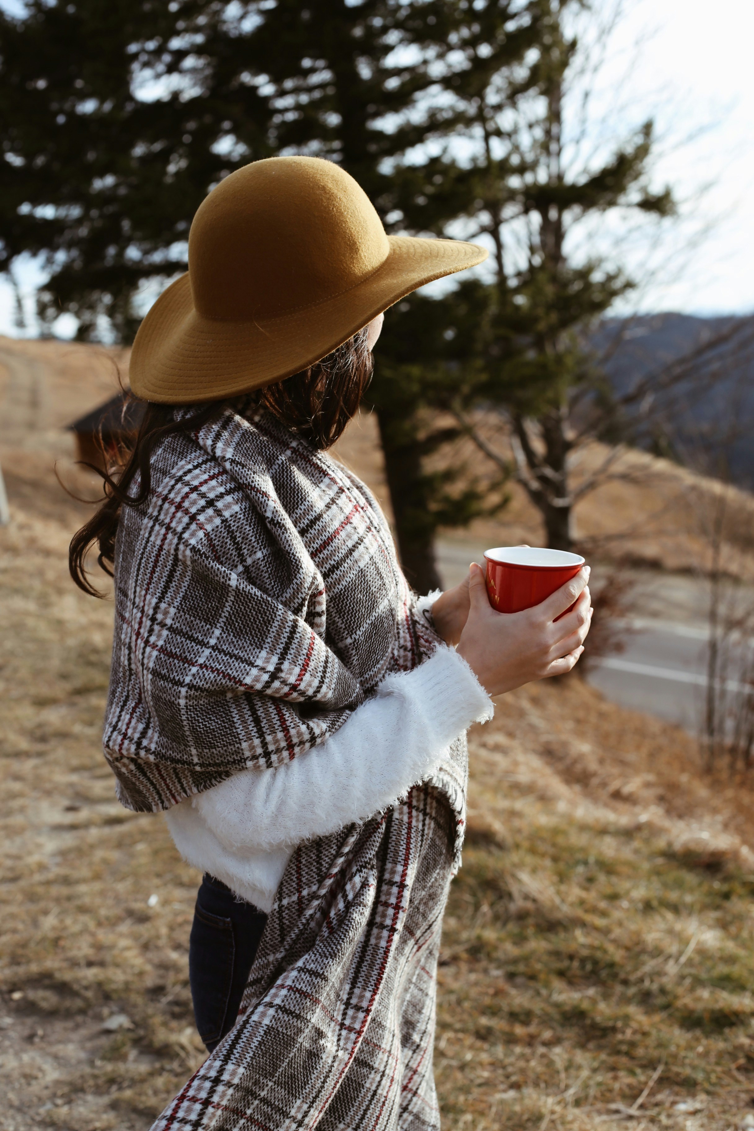 femme tenant une tasse rouge