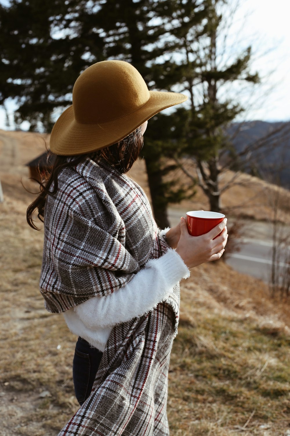 Mujer sosteniendo una taza roja