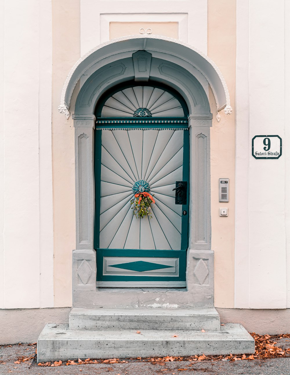 porta de madeira branca e azul-petróleo