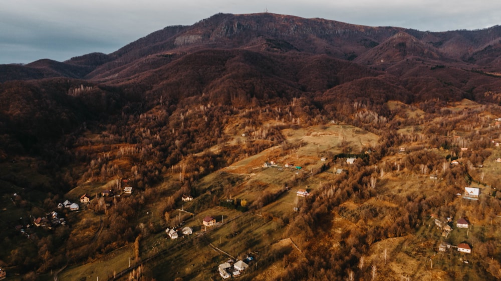 Foto de ángulo alto de la montaña