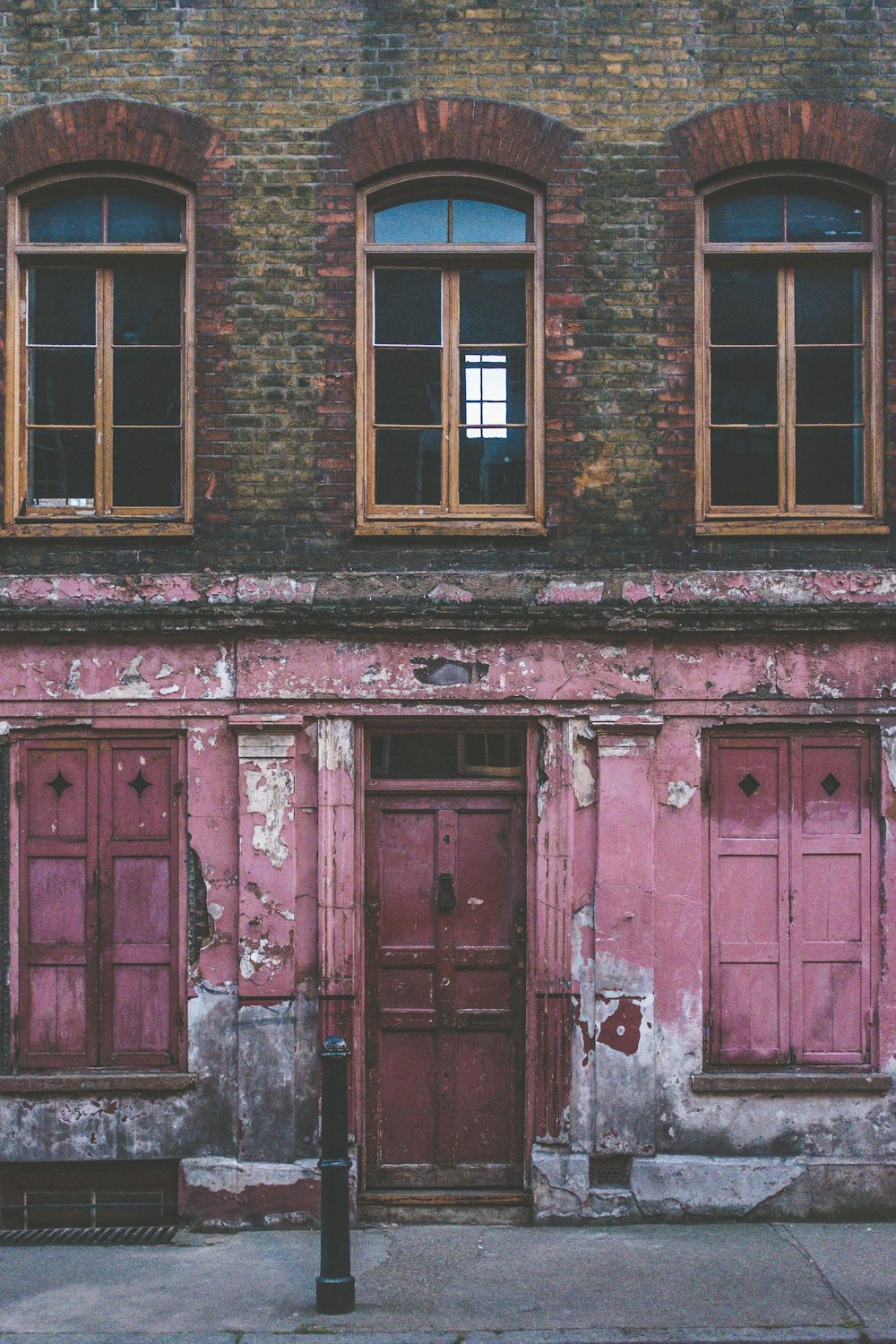 closeup photo of concrete building