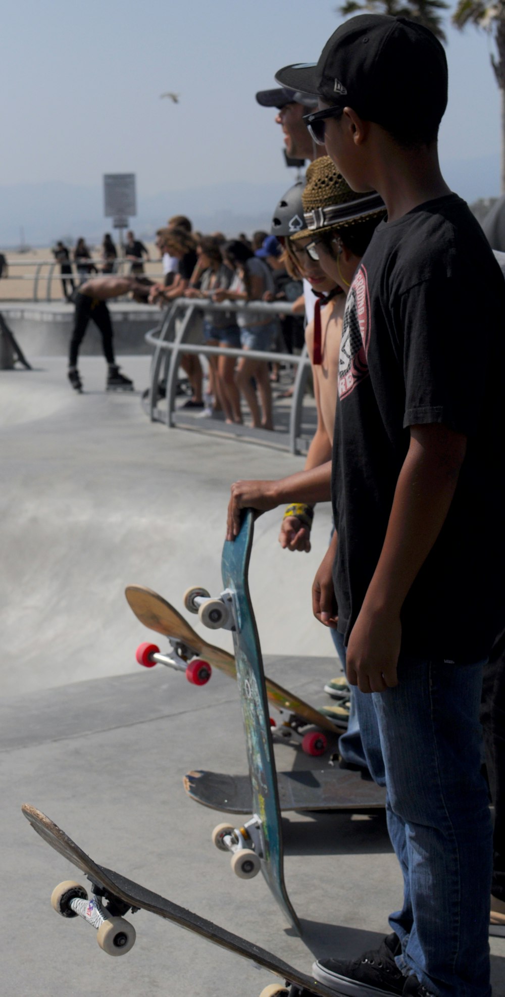 uomini che tengono skateboard