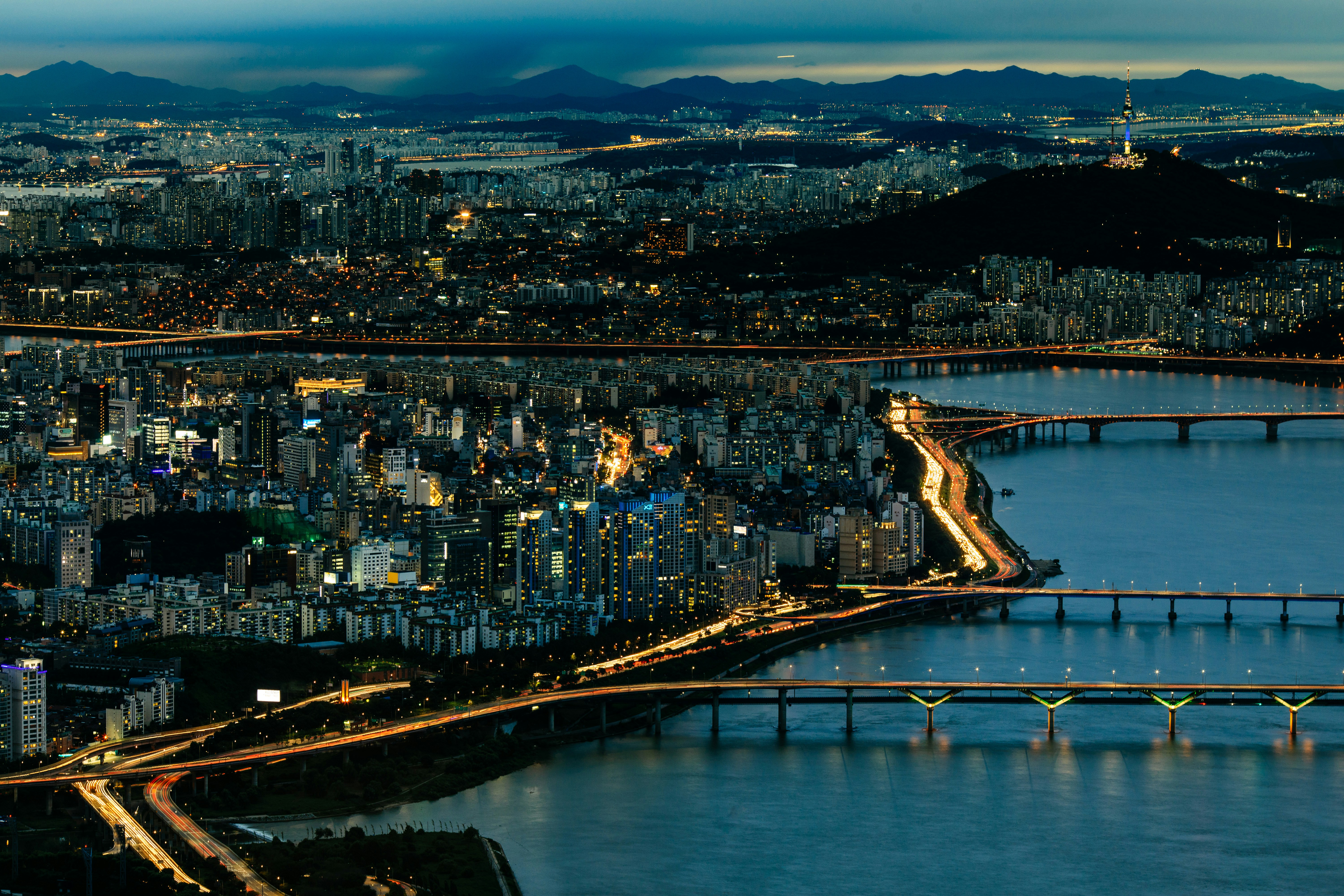 이 대통령 첨단 기술과 인재 보호, 국가 생존의 필수 조건