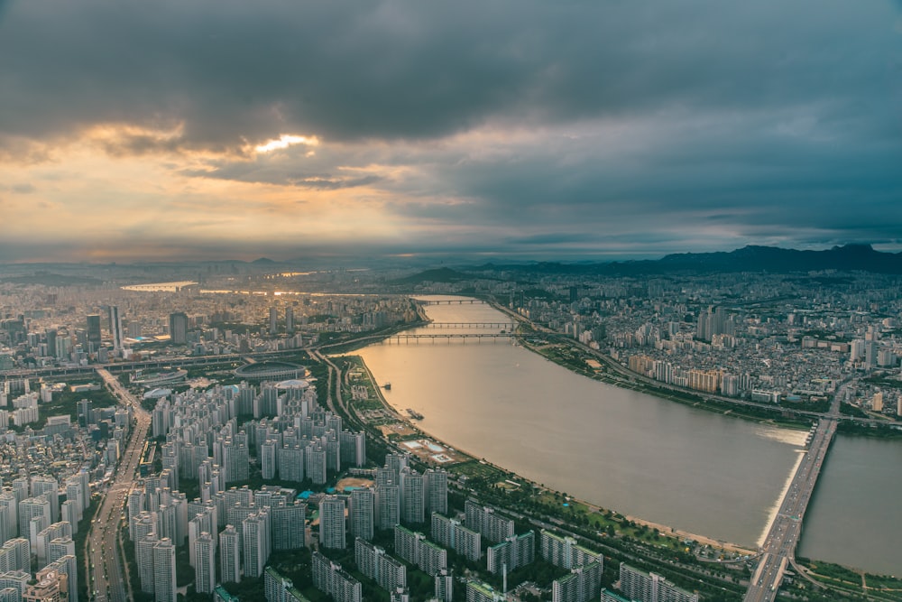 Fotografía aérea del horizonte de la ciudad bajo el cielo nublado