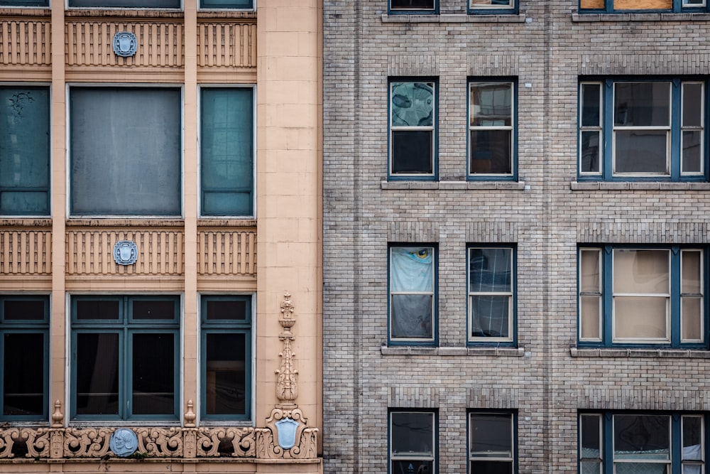 Edificio de hormigón gris durante el día