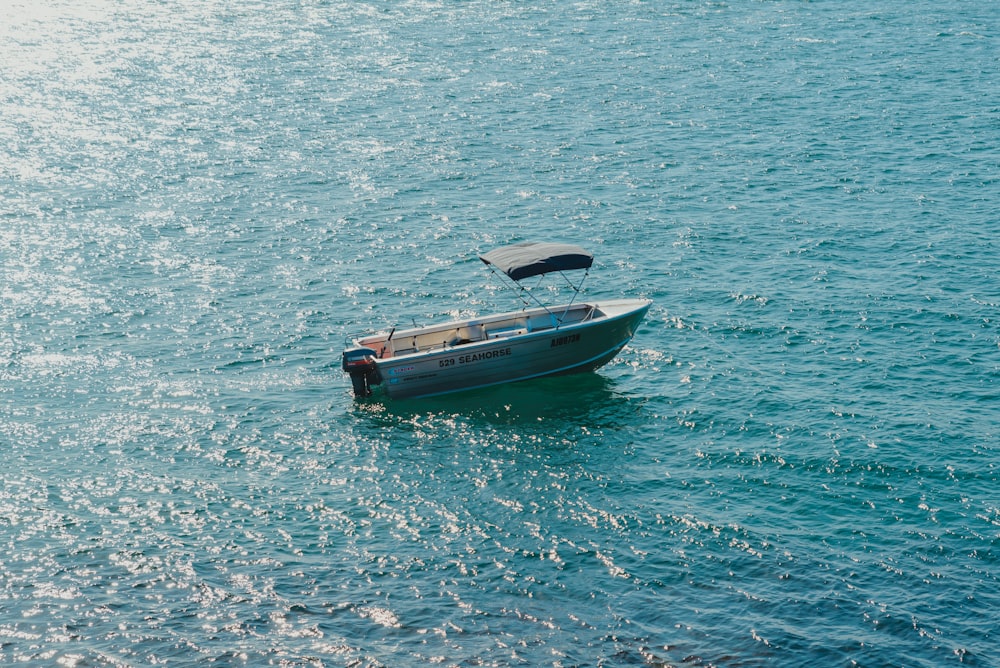 Una piccola barca blu in mezzo all'oceano