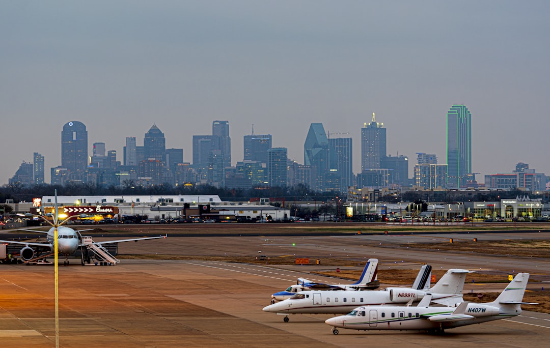 passenger planes on runway, Airport skyline
