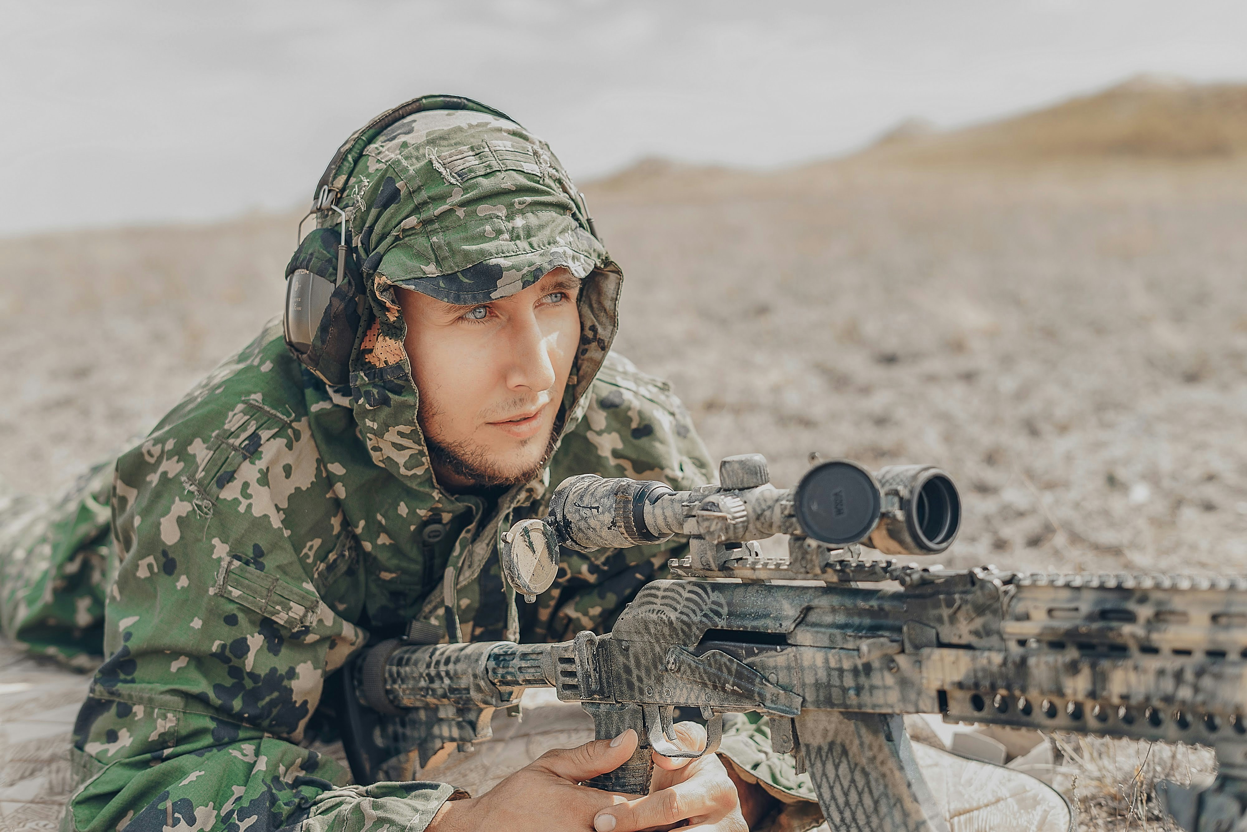 スナイパーライフルを持った男の写真 Unsplashの無料写真