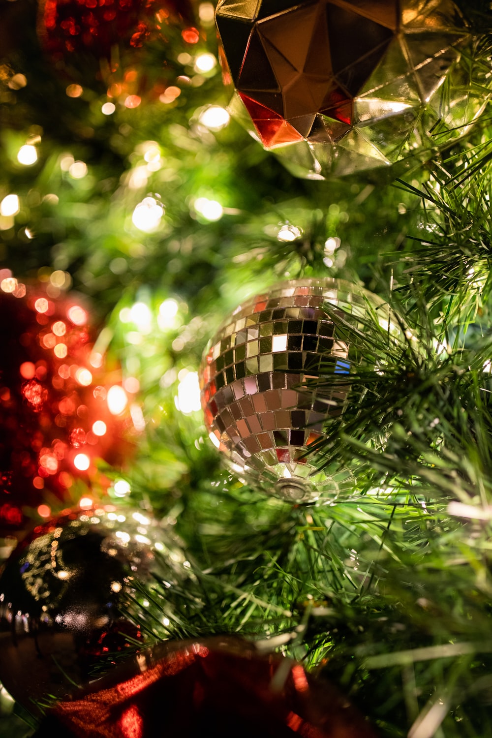 bola de bolas de plata en el árbol de navidad