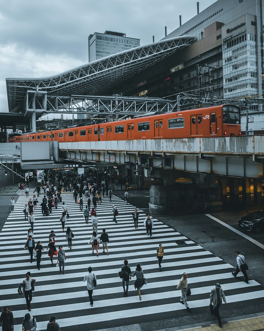 주황색 기차 사진
