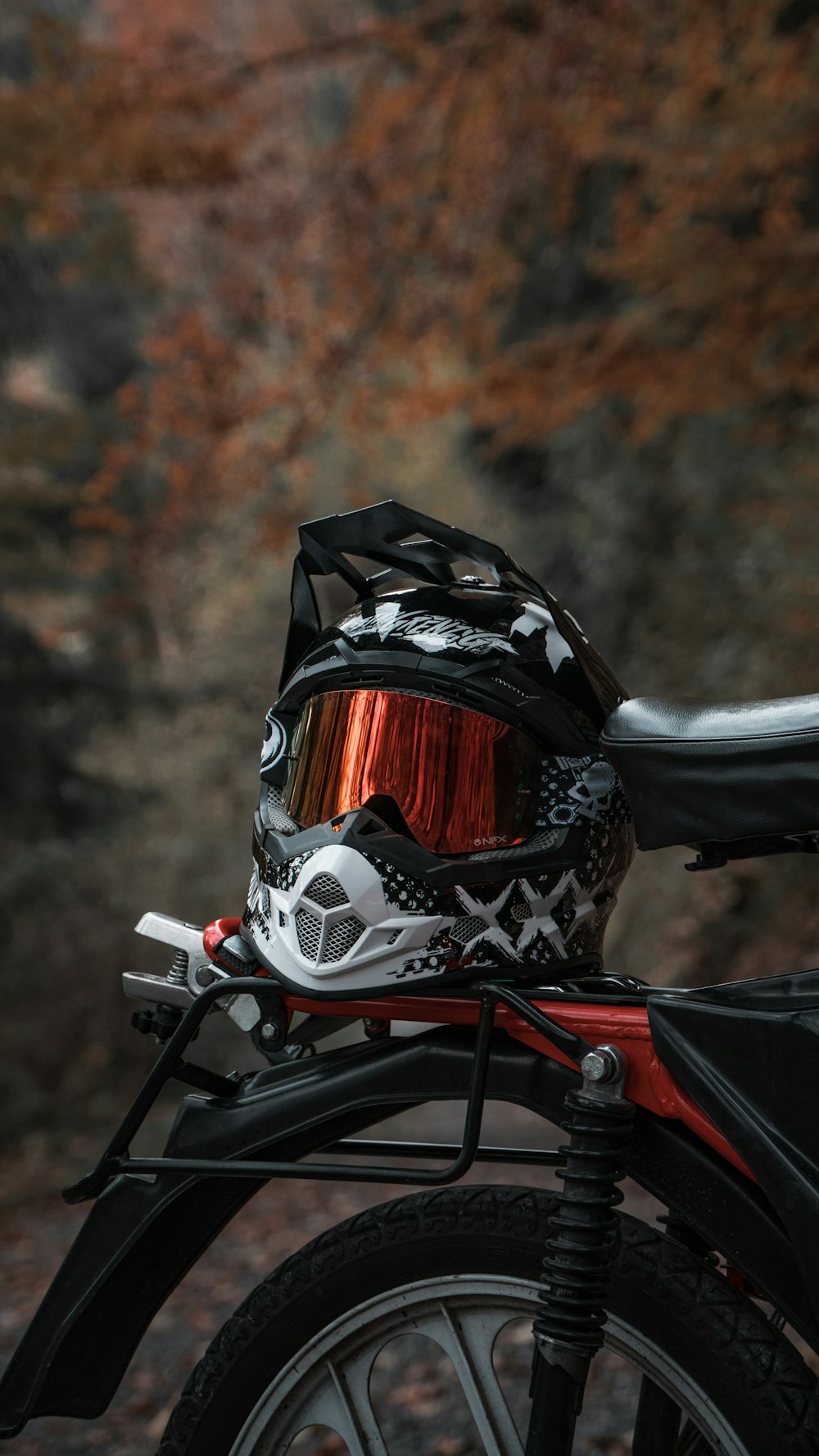 casque de moto noir et gris