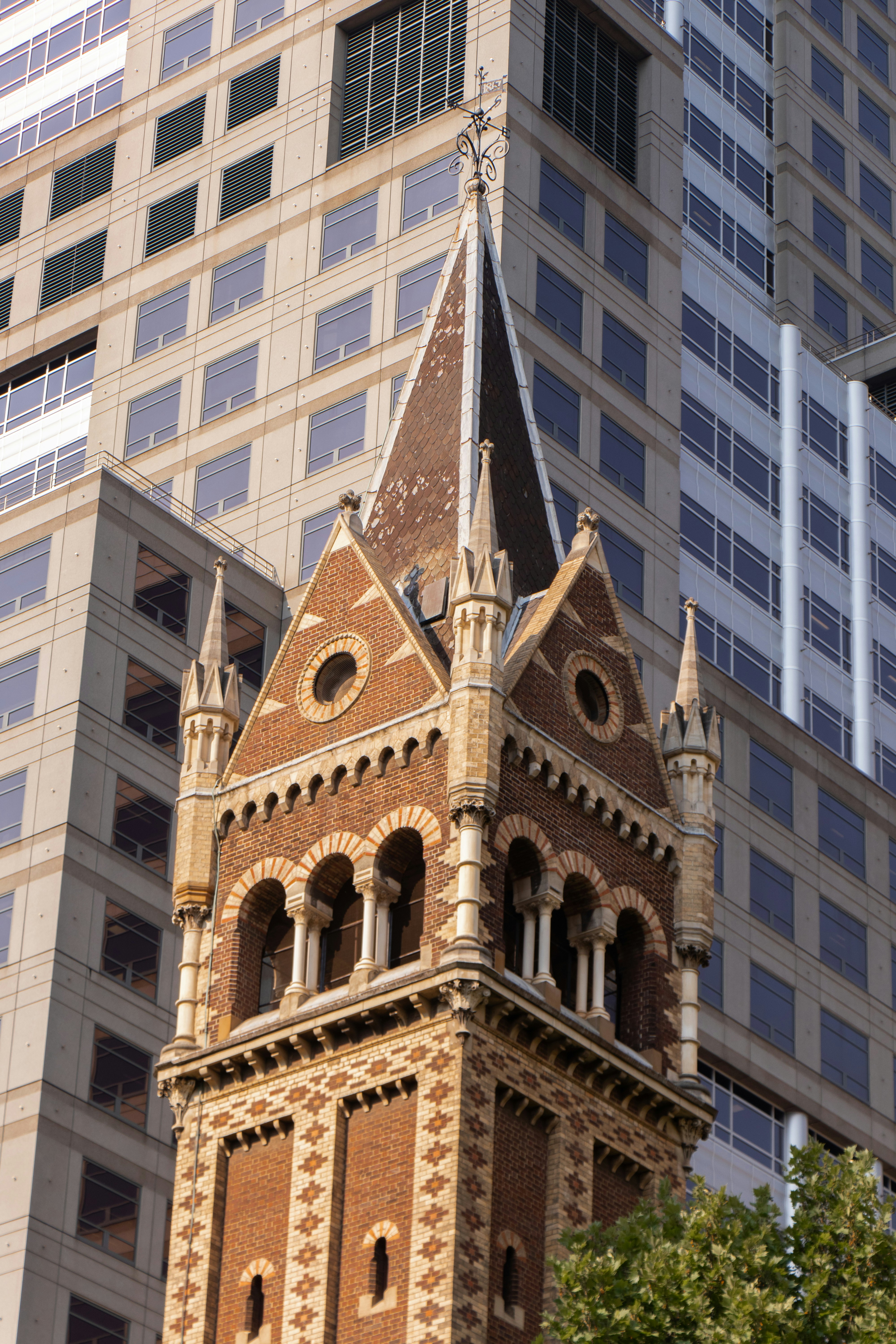 Foto de enfoque superficial de un edificio marrón