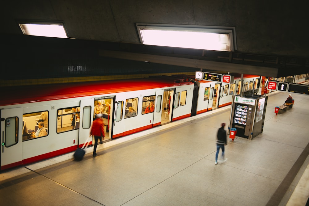 pessoas andando na estação de trem