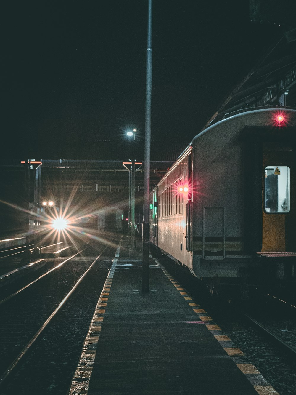 foto a fuoco superficiale del treno bianco