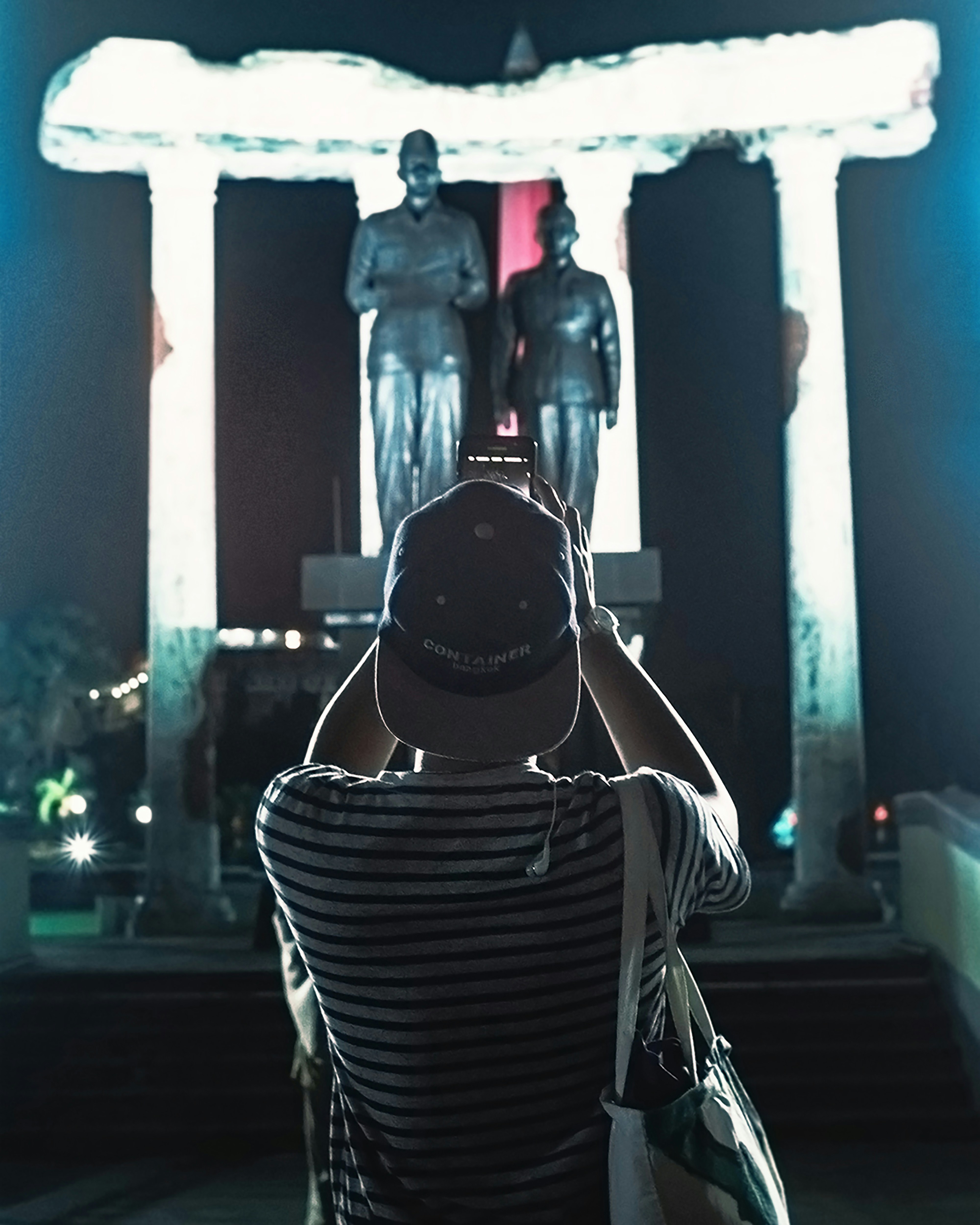 동상 사진을 찍는 사람의 얕은 초점 사진